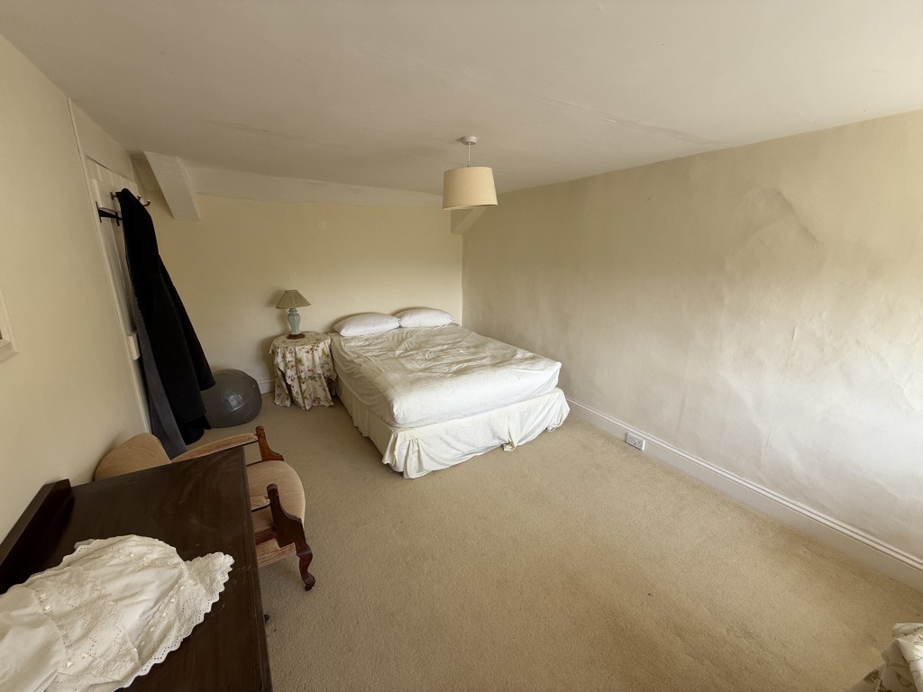 Lot: 90 - SPACIOUS COTTAGE WITH GARDENS FOR UPDATING - Bedroom two